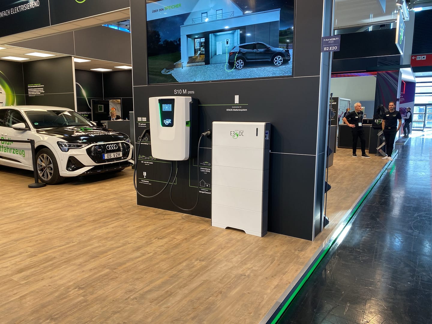 Auf der IAA 2023 stellte E3/DC sein Konzept des bidirektional Ladens vor.