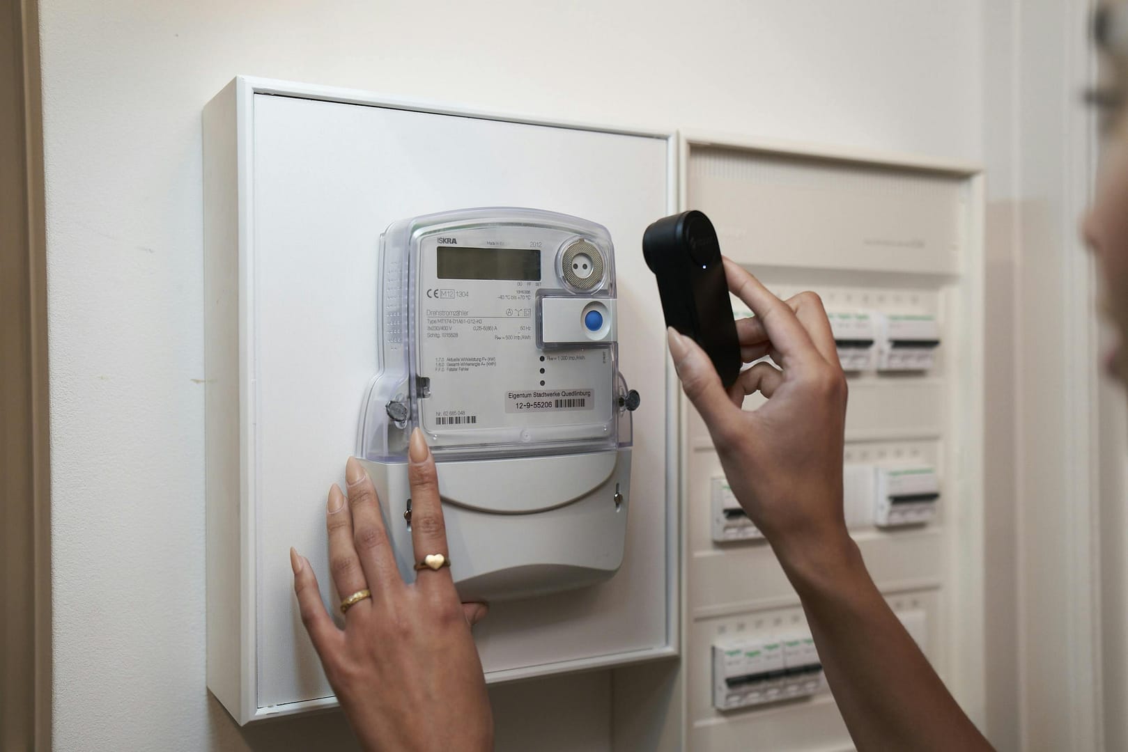 Tibber bietet mit dem Pulse ein Smart Meter Ersatz an, den man selbst installieren kann.