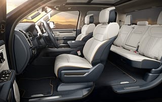 Der Innenraum bietet ein großes Platzangebot für bis zu fünf Personen