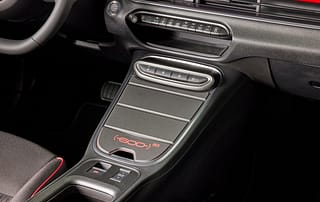 Auch im Interieur des Fiat (600e)RED ist viel rot enthalten.