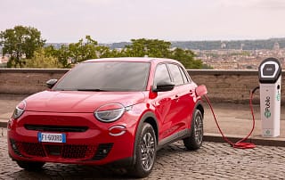 Der Fiat (600e)RED kommt wie sein Name verrät mit einer auffälligen roten Lackierung