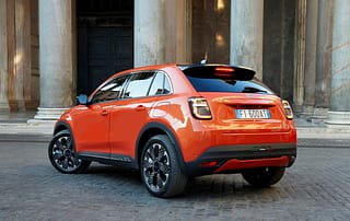 Von hinten zeigt er sich bullig.