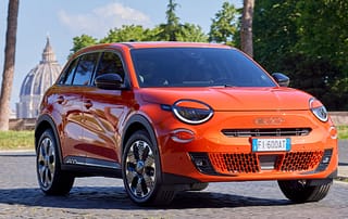 Das moderne SUV Design Fiat 600e in der Front-Ansicht