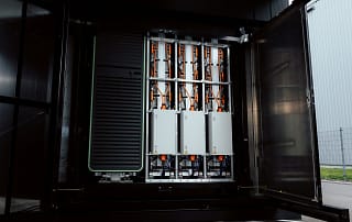 Die ausgemusterten Batterien aus Versuchsfahrzeugen von Audi finden einen Verwendungszweck als Pufferspeicher.