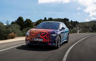 Noch getarnt zieht der ID. 7 seine Runden.