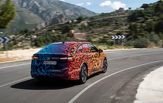 Der ID.7 kann sowohl komfortabel als auch dynamisch reisen.