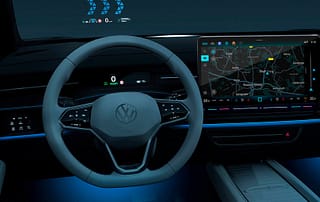 Das Cockpit mit dem Augmented Reality Head-up-Display lenkt den Blick immer auf die Straße