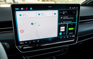 Das 15 Zoll große Display bietet eine gute Übersicht.