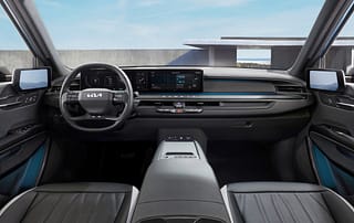 Den Fahrer erwarte ein großes aufgeräumtes Cockpit im EV9.