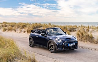 Mit insgesamt 999 Stück ist der MINI Cooper SE Cabrio limitiert.