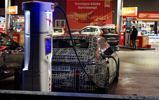 Getarnt an der Ladesäule erntete der i5 interessierte Blicke!