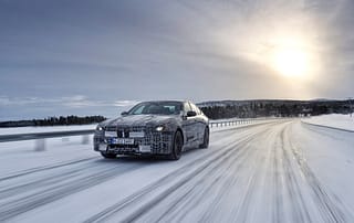 Dynamische Fahrerlebnisse konnten in Lappland mit dem BMW i5 ausreichend getestet werden