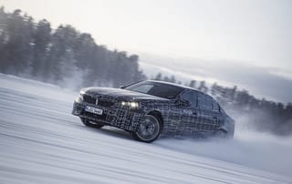 Dynamische Tests des BMW i5 unter eisigen Bedingungen