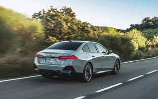 Mit seiner Reichweite von bis zu 582 km nach WLTP und seiner guten Ladeleistung von 10 % auf 80 % in 30 Minuten schwimmt der BMW i5 im Mittelfeld mit!