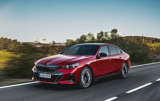 Der BMW i5 M60 xDrive ist das sportliche Derivat der 5er Serie.