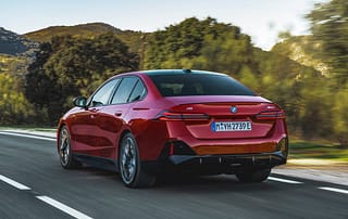 Mit 820 Nm und einer Leistung von 516 km kann der i5 M60 xDrive auch auf der Langstrecke punkten.