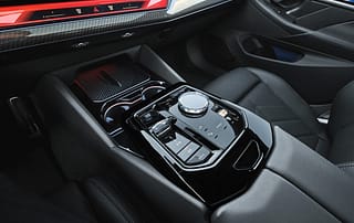 Mit dem BMW iDrive System kann der Fahrer immer zwischen einer physischen, akustischen oder touchbasierten Steuerung wählen.