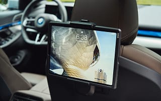 Der BMW i5 eDrive 40 bietet auf den Rücksitzen die Möglichkeit ein Tablet am Vordersitz zu befestigen.
