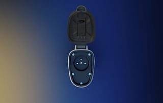 Mit Hilfe des Adapters kann der Renault 5 auch einzelne Geräte mit einenm Schuko-Stecker versorgen.