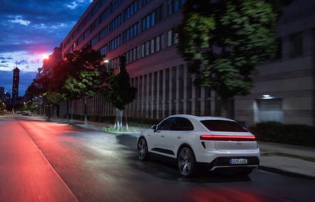 Der Macan Turbo in der Heckansicht bei Nacht.