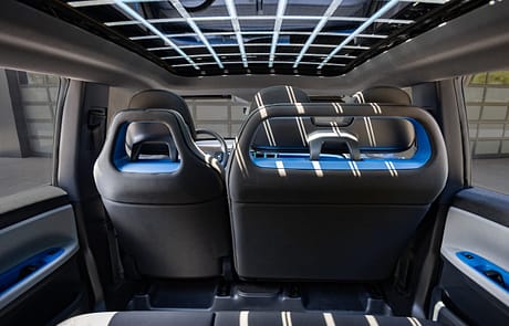 Der Innenraum wirkt kompakt aber nicht zu klein.