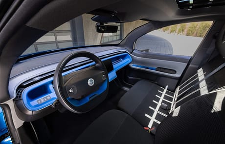 Der Innenraum ist einfach, nachhaltig und mit günstigen Materialien ausgestattet.