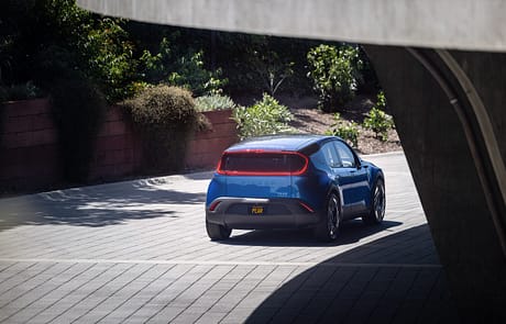 Das progressive Design des Fisker Peer in der Heckansicht.