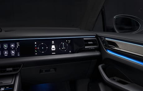 Das optionale Beifahrerdisplay bietet auch dem Beifahrer Entertainment während der Fahrt.