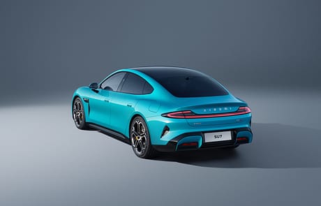 Auch von dieser Ansicht erinnert die Form, insbesondere die Fenster, sehr an ein Zuffenhausener Modell.