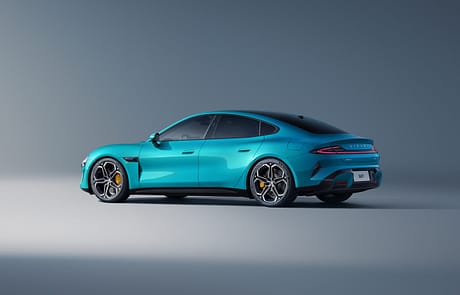 Das Xiaomi SU7 möchte dem Tesla Model S Plaid und dem Porsche Taycan Konkurrenz machen.