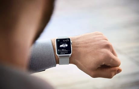 Die Integration der nativen App auf der Apple Watch bietet schnelle Informationen und Vorklimatisierung.
