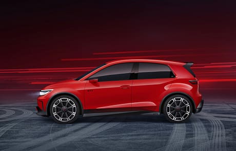 In der Seitenlinie erzeugen die dunkel abgesetzten Radkästen in Verbindung mit der angepassten Front und dem Heckdiffusor einen sportiven Look.