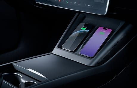 Zwei induktive Ladeplätze in der Mittelkonsole