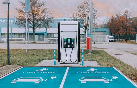 Der Numbat bietet zwei CCS Ladepunkte.