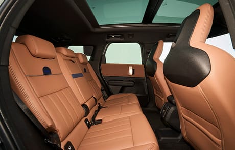 In der zweiten Sitzreihe erwarten die Passagiere viel Platz.