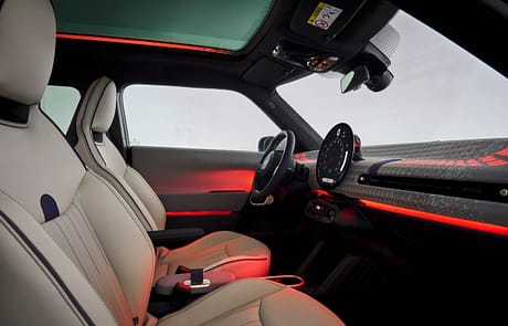 MINI setzt künftig auf farbfrohe Akzente durch die Ambientebeleuchtung und einem natürlichen Dashboard aus Stoffen.