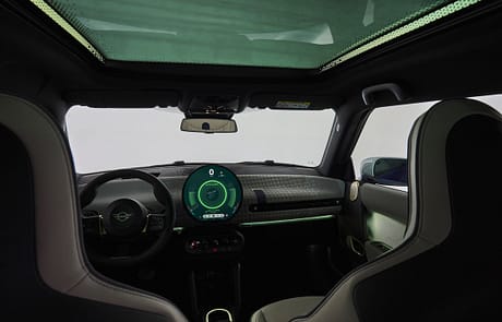 Auch finden LED Akzente Platz im Panoramaglasdach.