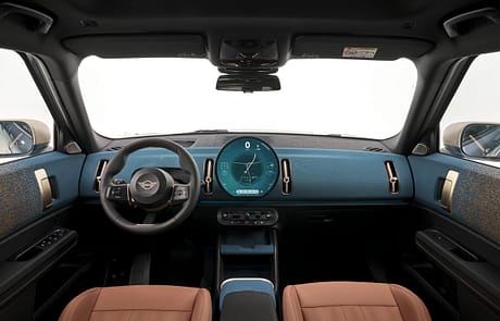 Im Innenraum wird in der oberen Abteilung von textilgestalteten Elementen umgeben.