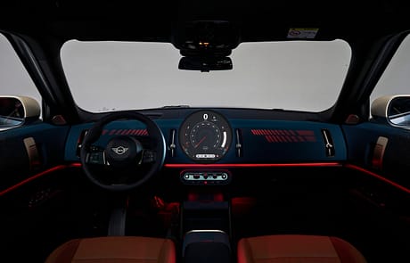 Auch die LED-Gestaltung sorgt für ein individuelles Ambiente im MINI Countryman.