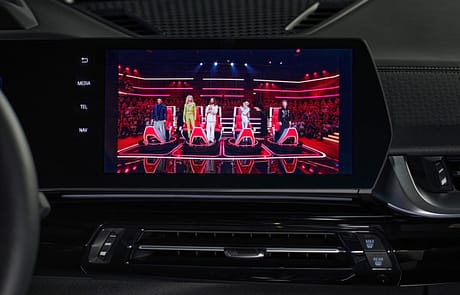 In Deutschland kann der BMW Fahrer nun auch Inhalte von Joyn auf dem Display genießen.