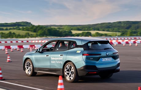 Neben dem ferngesteuerten Parken soll nun auch voll autonom geparkt werden können.
