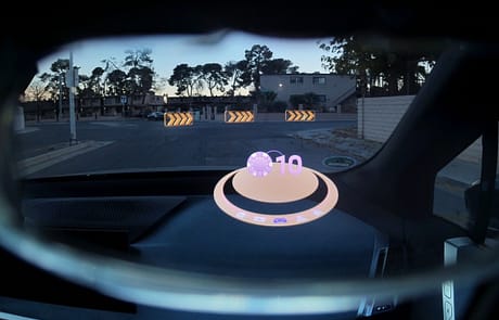Durch die Augmented Reality Head-Up Brille werden Navigationsinformationen direkt in die Umgebung projiziert.