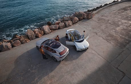 Zwei Fahrzeuge - eine Plattform - der BMW Vision Neue Klasse und der BMW Vision neue Klasse X