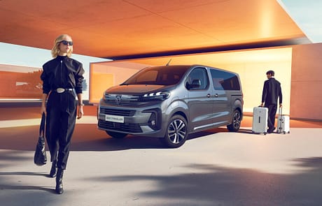 Der PEUGEOT E-Traveller soll Familien wie auch Unternehmen die Personen befördern, ansprechen.