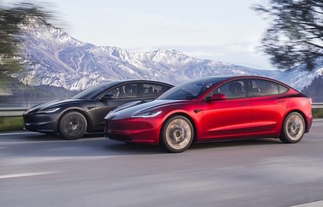 Zwei neue Farben - Ultra Red & Stealth Grey - werden jetzt angeboten.